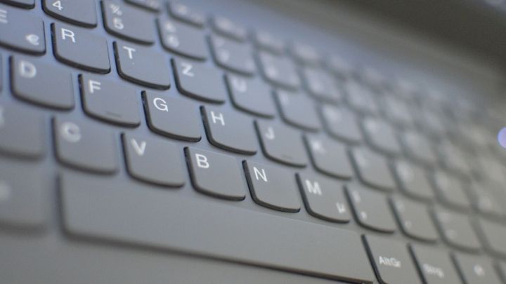 Eine ausl&auml;ndische Tastatur liegt im Fokus, w&auml;hrend man auf die Tasten mit Sonderzeichen schaut, die unordentlich angeordnet sind.