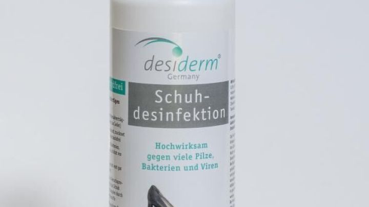 Eine Flasche Schuhdesinfektionsspray steht auf einem hellen Hintergrund und bietet eine L&ouml;sung gegen stinkende F&uuml;&szlig;e.