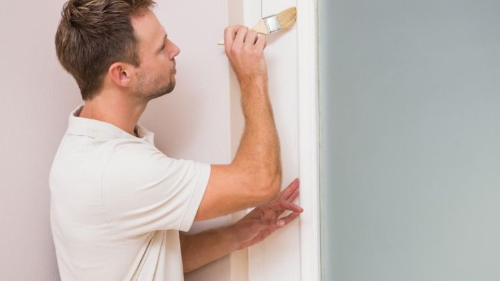 Mit diesen Tipps besserst Du Lacksch&auml;den am T&uuml;rrahmen m&uuml;helos aus und sorgst f&uuml;r ein sauberes, gepflegtes Ergebnis.