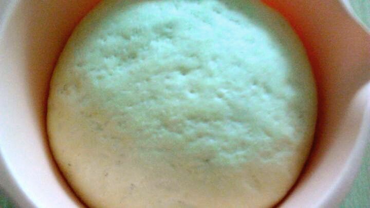 Frischer Hefeteig f&uuml;r deine selbstgemachte D&ouml;nertasche &ndash; so gelingt der Grundstein f&uuml;r das perfekte D&ouml;nerbrot zu Hause.