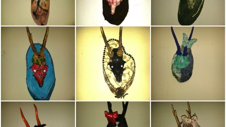 Geweihe sind kreativ mit Serviettentechnik verziert und h&auml;ngen an einer Wand. Verschiedene Farben und Muster sorgen f&uuml;r Vielfalt.