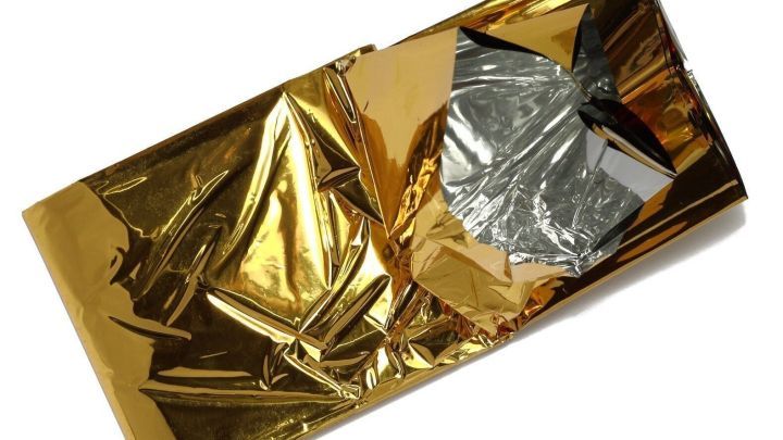 Eine reflektierende Folie liegt auf einer Fl&auml;che und k&ouml;nnte genutzt werden, um im Sommer eine Dachgeschosswohnung k&uuml;hl zu halten.