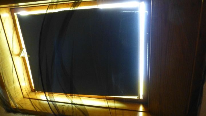 Ein Fliegennetz f&uuml;r das Dachfenster blockiert Insekten, w&auml;hrend Licht in den Raum str&ouml;mt, um eine angenehme Atmosph&auml;re zu schaffen.