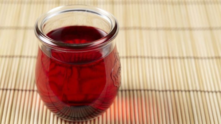 Aus Gelatinepulver und Fruchtnektar kannst du Wackelpudding ganz einfach selber machen.