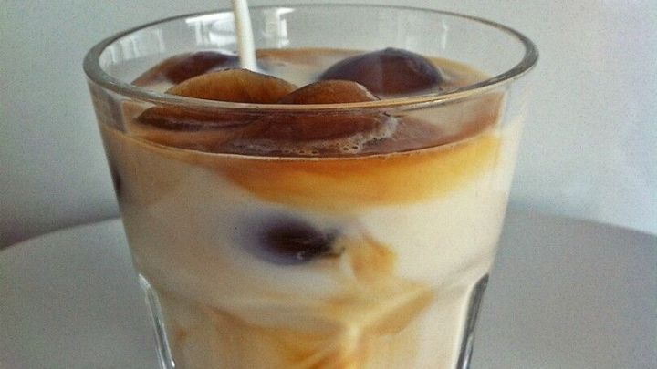 Kalte Milch mit Chai-Tee-Eiswürfeln - Rezept | Frag Mutti