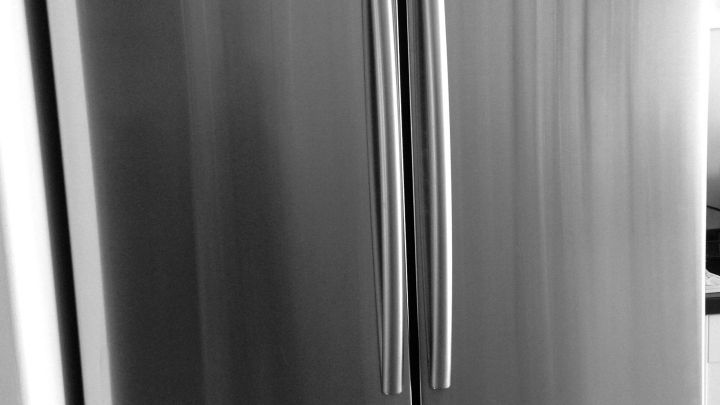 Der K&uuml;hlschrank steht im Raum und bleibt w&auml;hrend des Betriebs stets eingeschaltet, ohne abzuschalten.