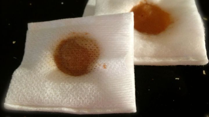 Zwei K&uuml;chent&uuml;cher mit braunen Flecken liegen nebeneinander auf einem dunklen Untergrund, um unangenehme Ger&uuml;che im K&uuml;hlschrank zu absorbieren.