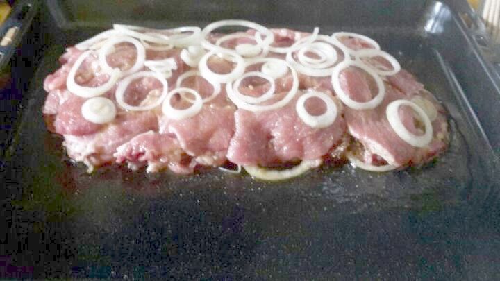 So gelingt Dir Gyrosbraten im Backofen: Saftiges Fleisch mit Zwiebeln, perfekt vorbereitet f&uuml;r den n&auml;chsten Familienabend.