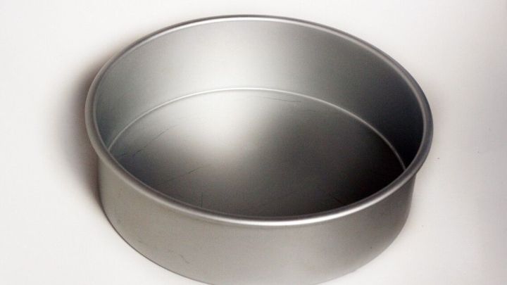 Eine silberne PME Backform steht auf einem wei&szlig;en Hintergrund und ist leer, ideal zum Backen von Kuchen.