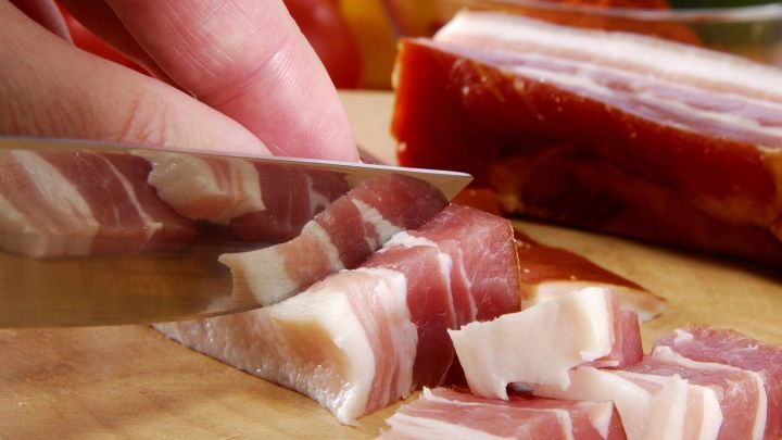 Schneide den Speck in W&uuml;rfel, friere sie portionsweise ein und hab immer frischen Speck griffbereit wie im Artikel beschrieben.