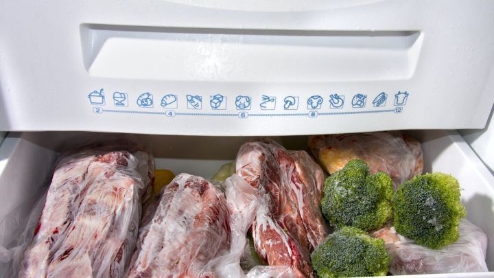 Eine gef&uuml;llte Gefrierlade zeigt richtig eingefrorenes Fleisch und Gem&uuml;se, optimal f&uuml;r die Lebensmittelaufbewahrung.