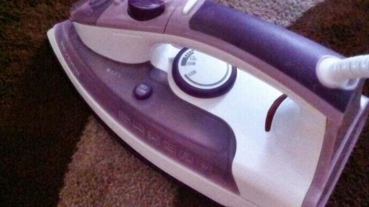 Mit einem feuchten Tuch und dem B&uuml;geleisen kannst Du unsch&ouml;ne Teppich-Falten schnell selbst gl&auml;tten, wie im Tipp beschrieben.