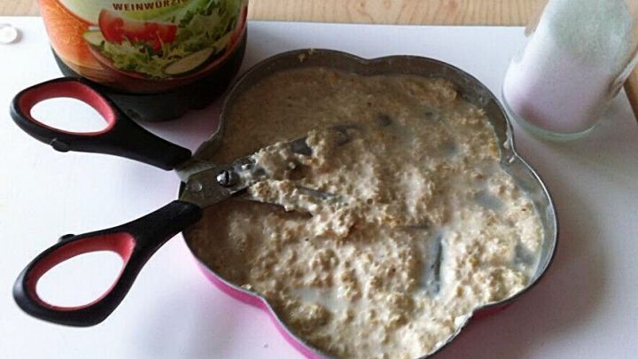 Scheren sind in einer Schale mit einer klebrigen Masse, daneben stehen ein Glas mit Salz und ein Getr&auml;nk.