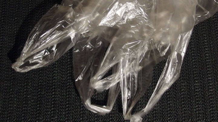 Durchsichtige, kostenlose Gefrierbeutel liegen auf einer dunklen Oberfl&auml;che, bereit f&uuml;r Lebensmittelverpackung und -aufbewahrung.