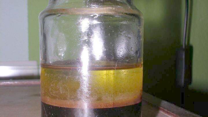 Mit Essig und &Ouml;l aus dem Glas machst du deine M&ouml;bel wieder gl&auml;nzend &ndash; probier Omas nat&uuml;rliche M&ouml;belpolitur selbst aus.