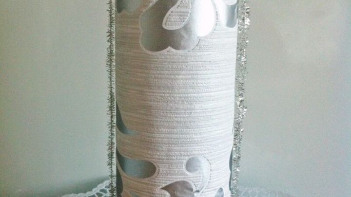 Eine dekorative M&uuml;sli-Dose steht neben zwei verschiedenen Keksen auf einem Tisch, umgeben von einem wei&szlig;en Servietten-Untersetzer.