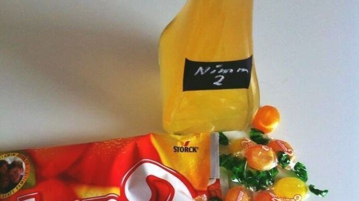 Mit Nimm 2-Bonbons und Alkohol kannst du im Handumdrehen einen fruchtigen Lik&ouml;r wie auf dem Bild selbst herstellen.