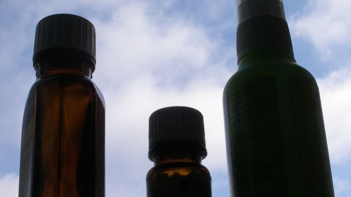 Drei Flaschen mit verschiedenen Formen und Gr&ouml;&szlig;en stehen gegen einen bew&ouml;lkten Himmel, ideal f&uuml;r gegen kalte F&uuml;&szlig;e.