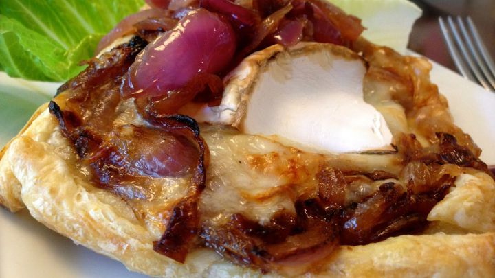 Ziegenkäse auf karamellisierten roten Zwiebeln in Blätterteig