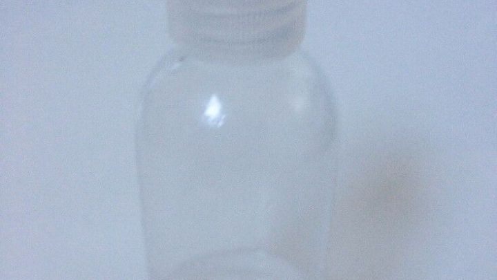 Klare Plastikflasche steht auf hellem Hintergrund, bereit zum F&uuml;llen mit schonendem Shampoo f&uuml;r Haare.