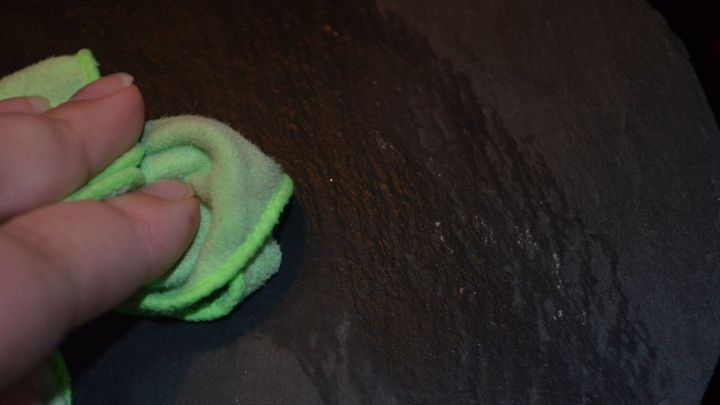 Mit einem einfachen Trick wird deine Schiefer-Fensterbank wieder tiefschwarz und sauber, wie im Artikel gezeigt.