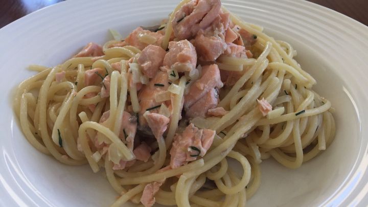 Leckere Nudeln mit Lachs-Sahne-Soße - Rezept | Frag Mutti