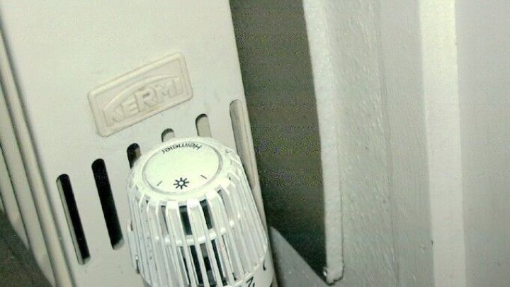 Ein Heizk&ouml;rper mit Thermostat steht nah an einer Wand, die mit D&auml;mmmaterial versehen ist, um Heizkosten zu sparen.