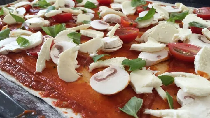 Pizzateig nach Belieben belegen und bei 200 Grad ca. 8 Minuten backen
