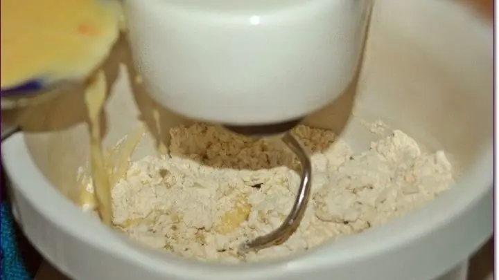 Hefe-Milch-Gemisch zum Mehl geben
