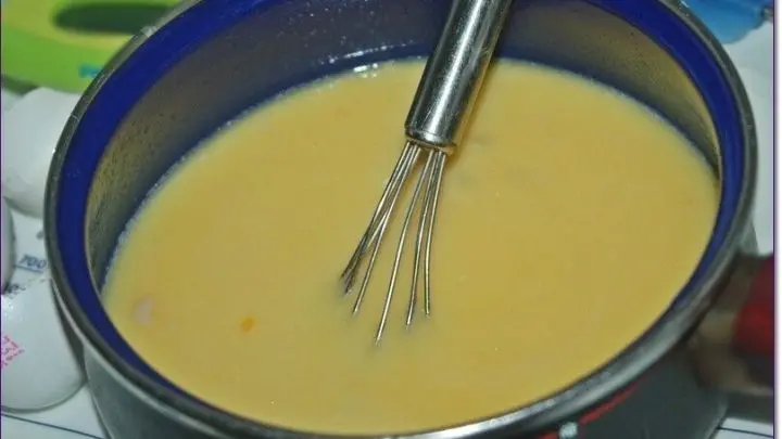 Vollmilch mit Butter, Zucker, Eigelb und Hefe