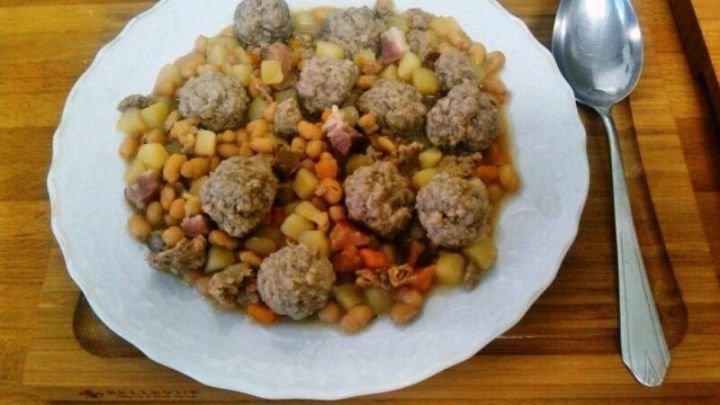 Rezept: Bohnensuppe mit frischen Hackfleischbällchen | Frag Mutti