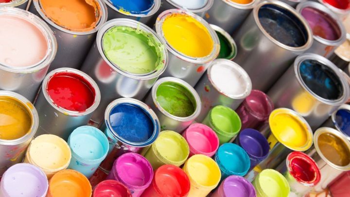 Bunte Farbbeh&auml;lter stehen ordentlich nebeneinander, bereit f&uuml;r kreatives Malen und Experimentieren mit Farben.