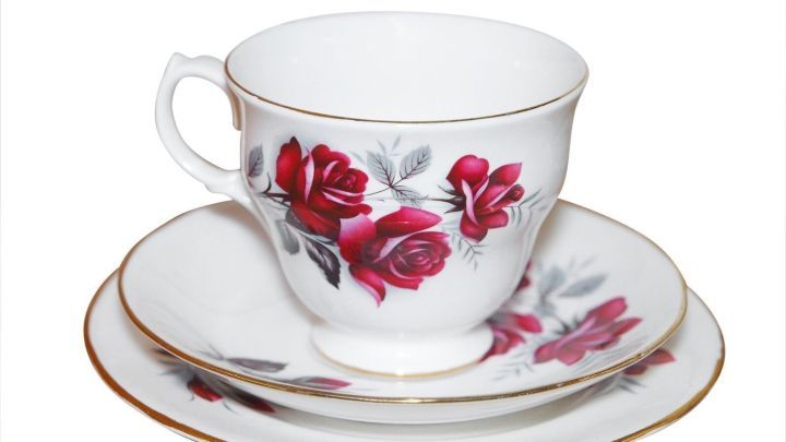 Eine elegante Etagere aus Sammeltassen h&auml;lt Schmuck in einem stilvollen, geschmackvollen Ambiente.