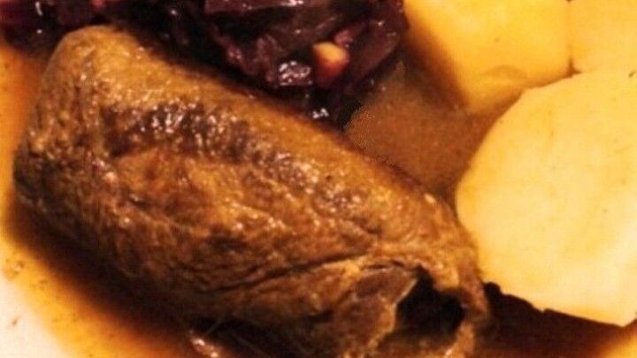 So schmecken Rinderrouladen aus dem Backofen wie bei Oma: Mit Rotkohl, Kartoffeln und einer kr&auml;ftigen So&szlig;e wird dieses Gericht zum Familienklassiker.