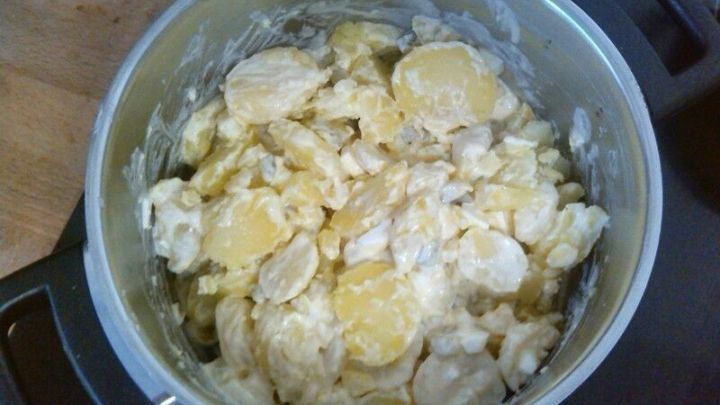 Hier siehst du einen klassischen Kartoffelsalat mit cremiger, selbstgemachter Mayonnaise aus dem einfachen Rezept im Artikel.