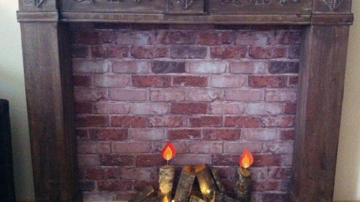 Holzscheit-Kerzen stehen auf einem rustikalen Kamin, umgeben von einer Backsteinwand und sanftem Licht.