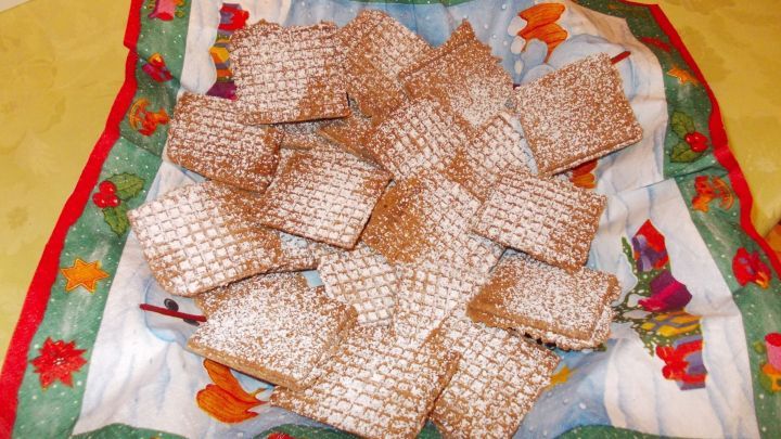 So gelingen Omas Zimtwaffeln ganz einfach: Knusprig, zart und mit Puderzucker best&auml;ubt f&uuml;r festliche Stimmung wie im Artikel beschrieben.