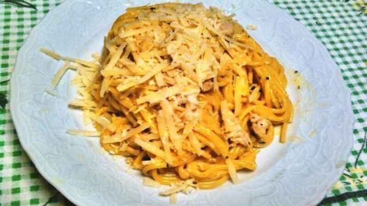 Eine Sch&uuml;ssel Spaghetti Puten-Carbonara ohne Sahne, laktosefrei, wird angerichtet, umgeben von einem karierten Tisch.