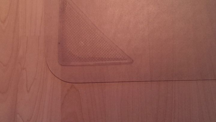 Eine Anti-Rutsch-Pad liegt auf einem Laminatboden und verhindert das Verrutschen von M&ouml;beln oder Teppichen.