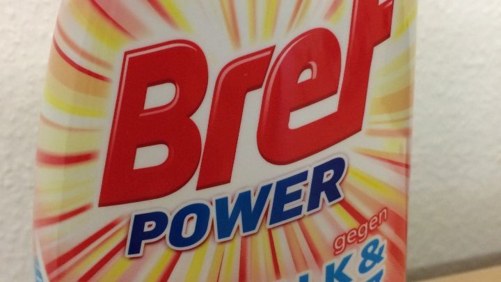 Eine Flasche Bref Power steht auf einem Tisch und verweist auf die Reinigung gegen Kalk & Schmutz.