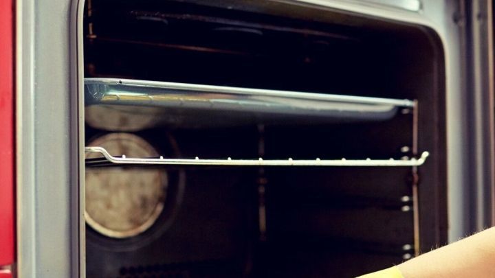 Mit dem K2r Backofenreiniger gelingt Dir eine gr&uuml;ndliche Reinigung, wie im Bild gezeigt &ndash; f&uuml;r saubere Ergebnisse ohne M&uuml;he.