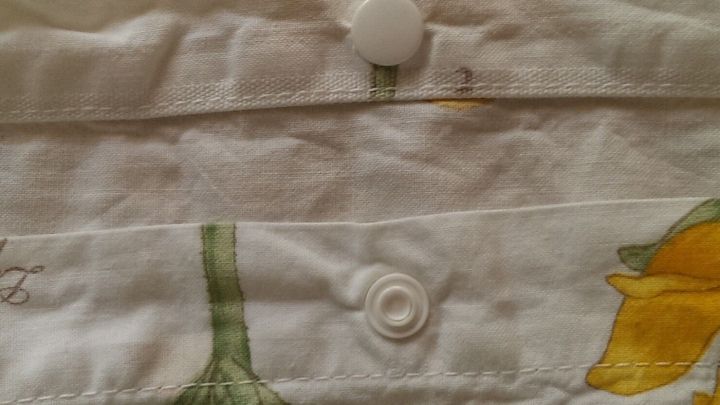 Ein Druckknopf h&auml;lt einen bedruckten Stoff mit floralen Motiven zusammen und sorgt f&uuml;r einen bunten, frischen Look.