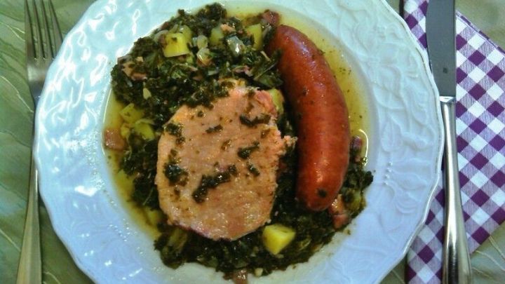 Herzhafter Gr&uuml;nkohl mit Kassler und Wurst auf Kartoffelbett &ndash; so schmeckt die Berliner Art, wie im Rezept beschrieben.