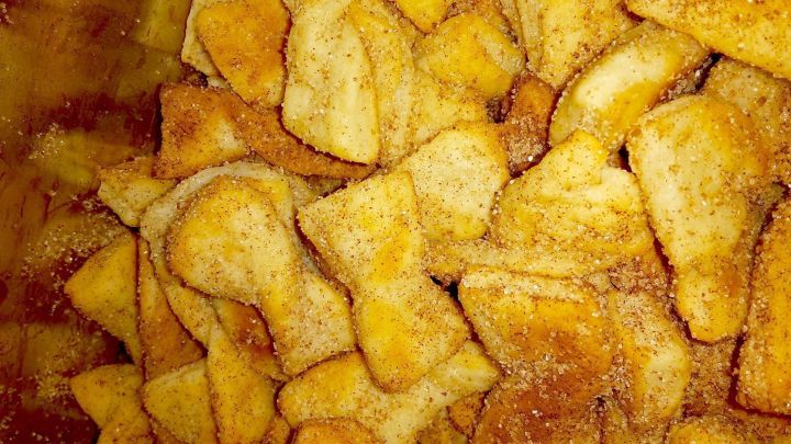 Leckere Ultra Turbo Pl&auml;tzchen liegen &uuml;bereinander, knusprig und golden gebacken, bereit zum Genie&szlig;en in einer Sch&uuml;ssel.