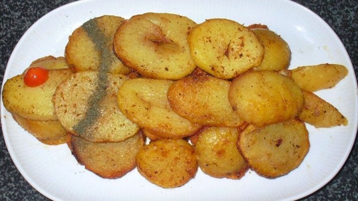 Geformte Kartoffeln liegen auf einem wei&szlig;en Teller und sind kreativ als Fisch angerichtet, was Kinder an Fischessen anspricht.