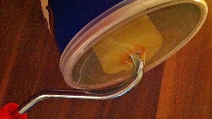 Ein Farbroller wird in einen Farbtiegel eingesetzt, um die Farbe optimal zu entnehmen und vor dem Austrocknen zu sch&uuml;tzen.