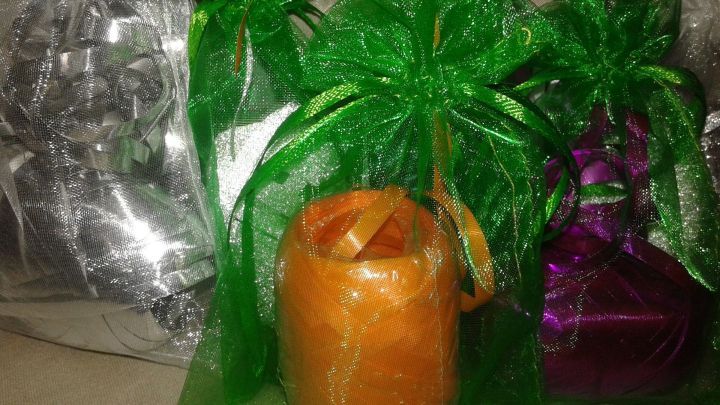 Bunte Geschenke in durchsichtigen Beuteln stehen bereit, um festliche Stimmung zu verbreiten und Stress zu vermeiden.