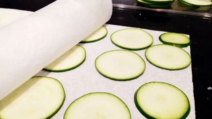Feuchtigkeit der Zucchini Scheiben aufnehmen