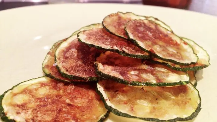 Fertig gebackene knusprige Zucchini Chips