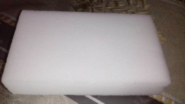 Ein Schmutzradierer liegt auf einer Stoffoberfl&auml;che. Er wird verwendet, um Druckertinte von Fingern zu entfernen.